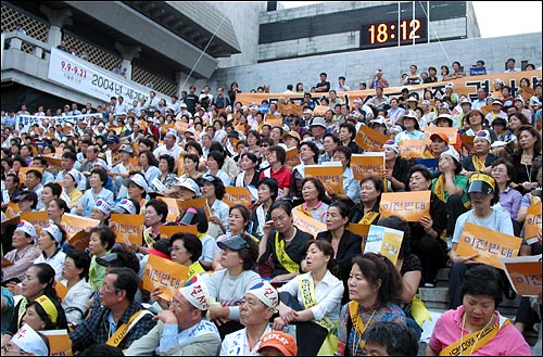 수도이전반대 범국민운동본부는 오는 10월 28일 서울시청 앞 광장에서 '100만인 결의대회'를 열어 '세 과시'에 나설 계획이다. 